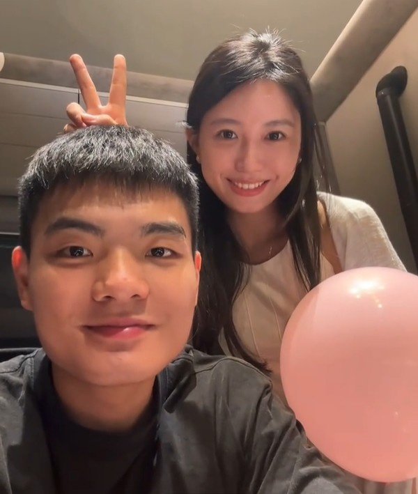 🥰甜蜜暴击！黎伊扬女友晒合照：🎂一起越来越好🥰